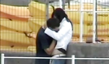 Milf سوپر گروه سکسی In Black مشكی كه توسط یك ماشین جنسی و كلاه روان در می آید ، گرفتار می شود