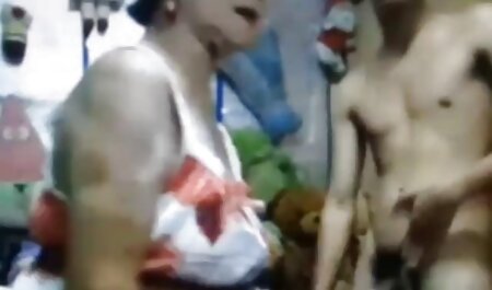 کوچولو خود را برای کانال سکس ۳۰ رقابت آماده می کند و برهنه بر روی پل ایستاده است