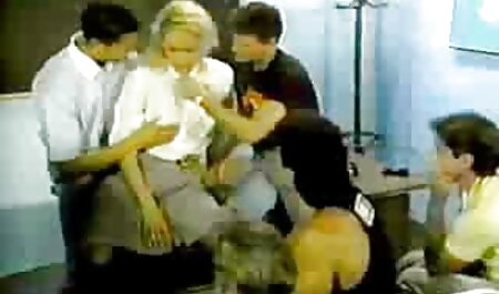 بچه ها لب می آدرس پورن تلگرام زنند روی یک شوخی جوان که روی زمین نشسته است