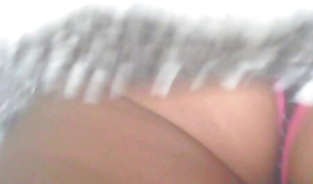جوجه با الاغ آبدار dildo را در كانال سكسي سمعک خود در سمعک قرار داد
