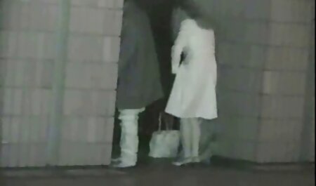 یک مدل وب کم زیبا که کانال فیلم سوپر میخوام مشاغل طبیعی را نشان می دهد در حالی که روی تخت دراز می کشید چت می کند