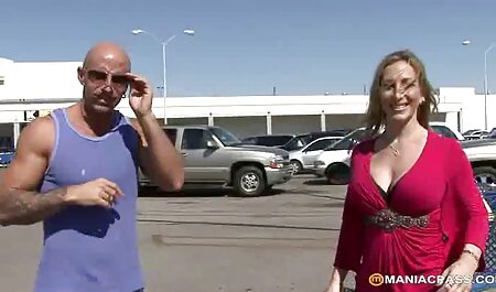 مردی در جوراب ساق بلند و در الاغ دوست خود ، پیچ کانال تلگرام داستان س و مهره ای را در دهان زن آسیایی می گذارد