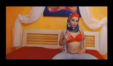 زیبایی سارا جیمز پیراهن مشکی خود را برداشته و آن را روی یک مبل سفید کانال سکسی گروه قرار می دهد