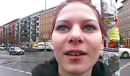 یک خانم الاغ خود را روشن می کند و از طریق شورت های مشکی روی یک وب کم جلوی چشمان لینک کانال فیلم پورن در تلگرام خود را می زند