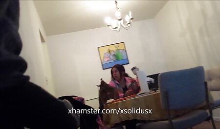مرد سیاه در جوراب های سفید کانال یابی سکسی با الاغ مادر لگد می زند
